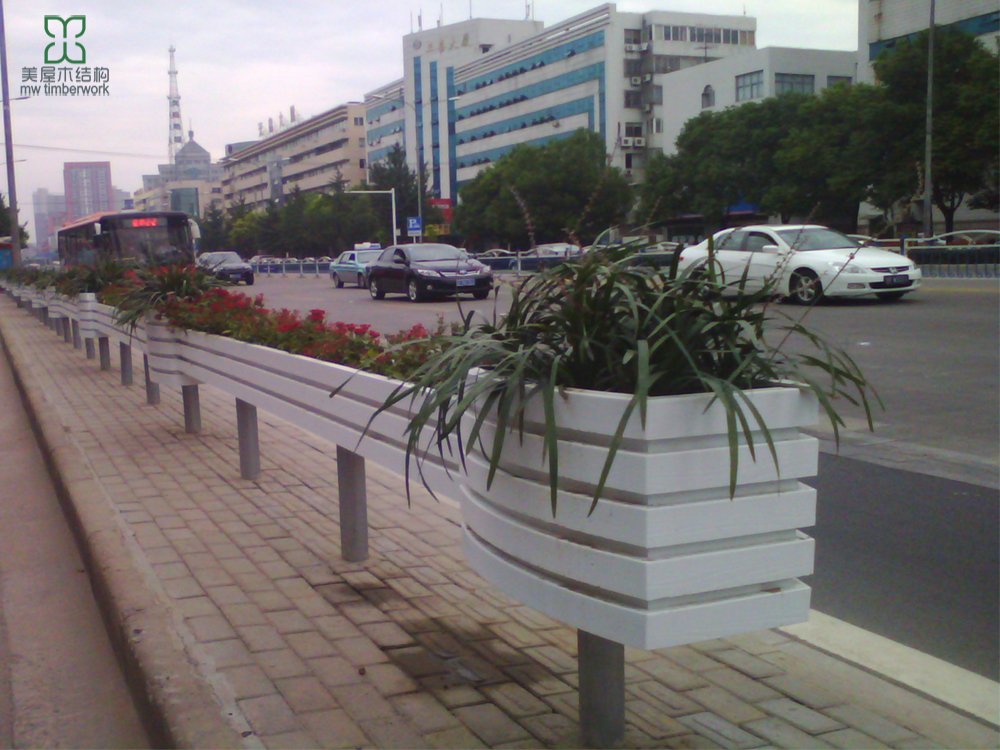 防腐木花箱為一個城市道路增添了不同的風(fēng)格